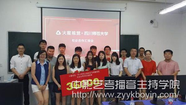 參會領(lǐng)導(dǎo)、老師與學(xué)生合影留戀.jpg