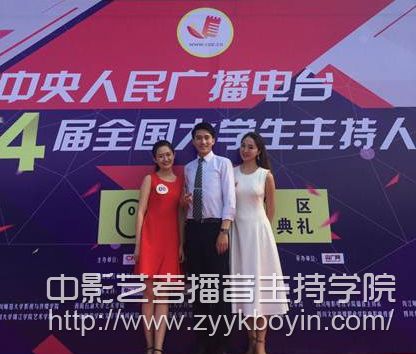 王寧、趙羚淞、龔主在比賽現(xiàn)場合影.jpg