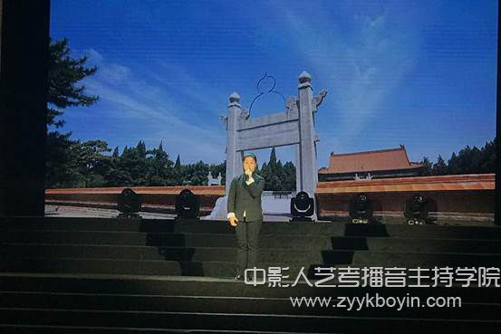 參賽現(xiàn)場(chǎng)的羅鈺萱.jpg