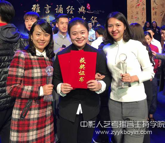 羅鈺萱和指導(dǎo)教師李皙（右）、米斯茹（左）.jpg