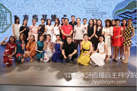 播音與主持藝術(shù)系2016、2017級碩士研究生“聲臨其境”學(xué)年專業(yè)匯報(bào)演出圓滿舉行.jpg