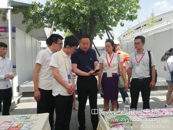 校黨委常委、副校長張海東（居中身穿藍衣者）一行來到比賽現場對我校參賽團隊作指導.jpg