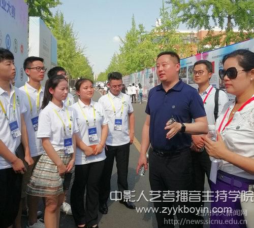 校黨委常委、副校長張海東一行到比賽現場看望慰問我校參賽師生.jpg