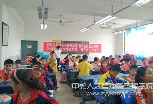 影視與傳媒學院研究生志愿者開展科普宣傳活動2.jpg