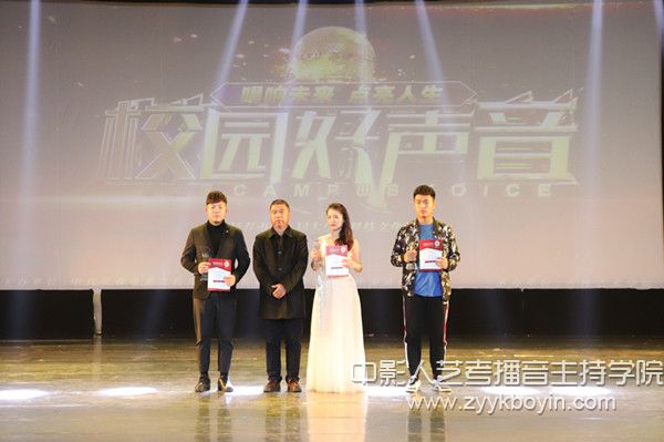 長春市委宣傳部高教處處長陶樹為獲獎學員頒獎