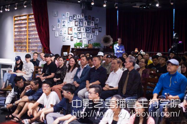 童自榮來(lái)南藝暢談藝術(shù)人生 .jpg