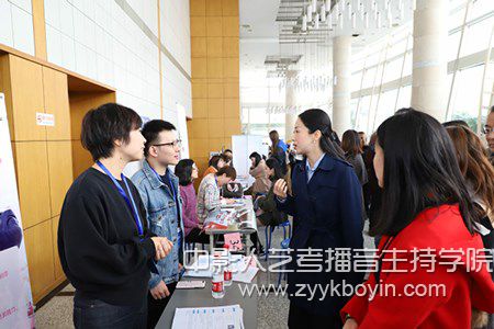 南藝黨委常委、副院長張捷與用人單位招聘負責人進行交流