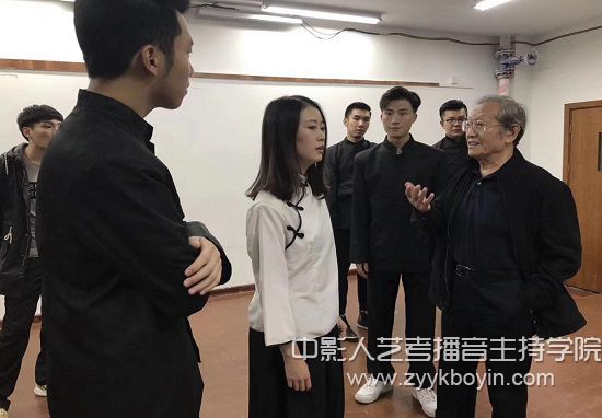 婁際成老先生親自為同學們指導《請銘記，霧重慶》.jpg