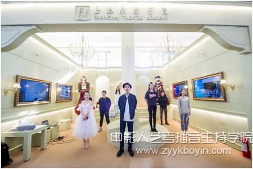 圖為上海戲劇學院展廳現場表演.jpg