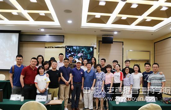 圖為包磊老師與湖北廣播電視總臺領導及主持人代表合影.jpg