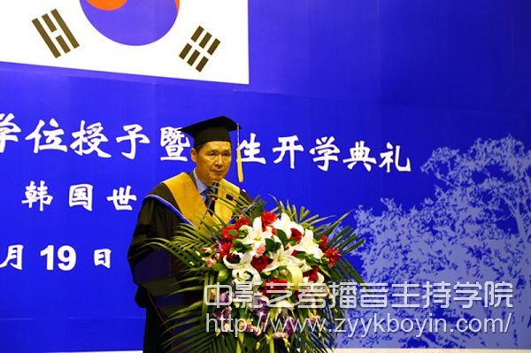 丁起榮宣讀世翰大學(xué)校長李昇勛致辭.jpg
