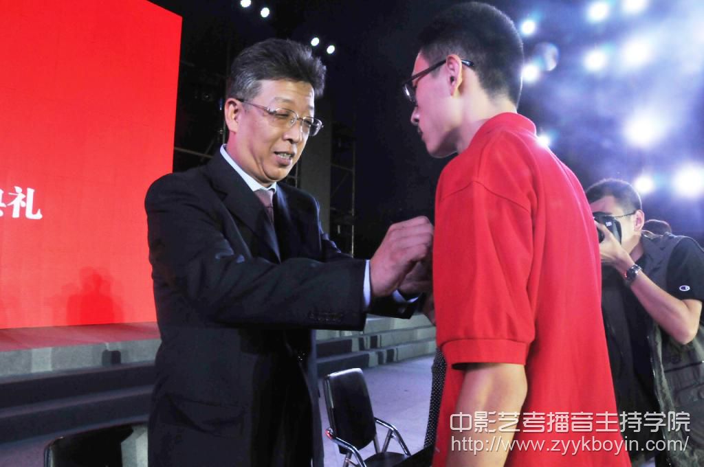 為新生代表佩戴校徽.jpg
