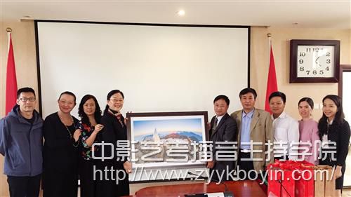陳副院長代表學院接受越南訪問團贈送紀念品.jpg