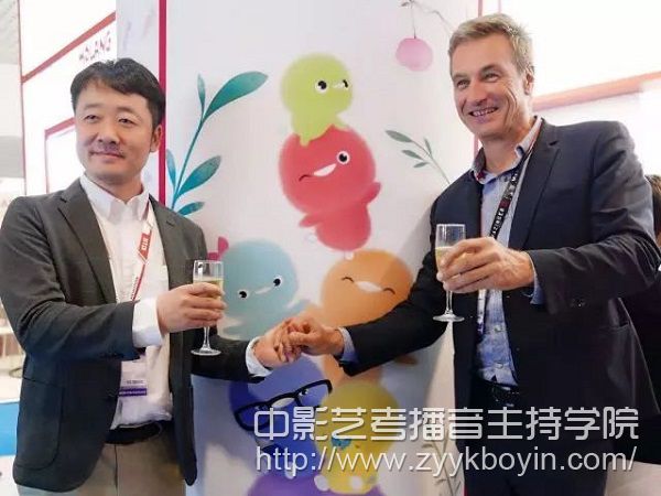 天雷動漫CEO雷濤和Millimages CEO Roch 共同慶祝簽約成功.jpg