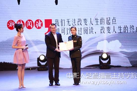 副校長楊榮耀為陶慧敏頒發(fā)電影學院客座教授聘書.jpg