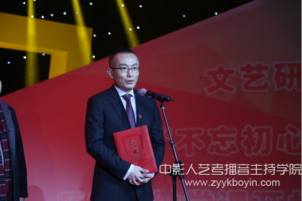 詹成大為楊禹頒發客座教授聘書.jpg