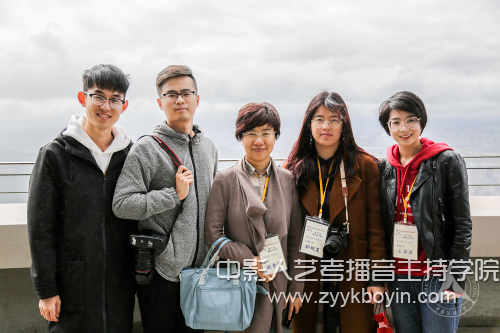新聞傳播學部師生合影.jpg