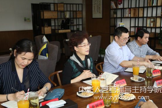 楊立平向客人們介紹了我校師資建設、對外交流、人才培養的情況.jpg