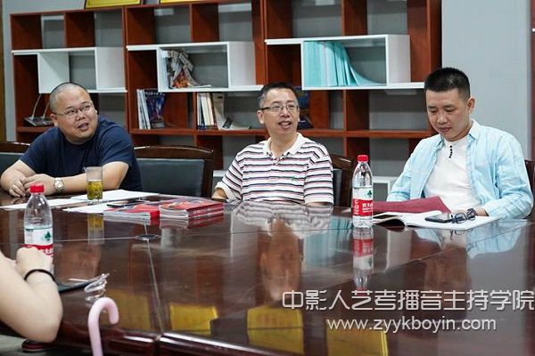 各二級學院通過專業咨詢會.jpg