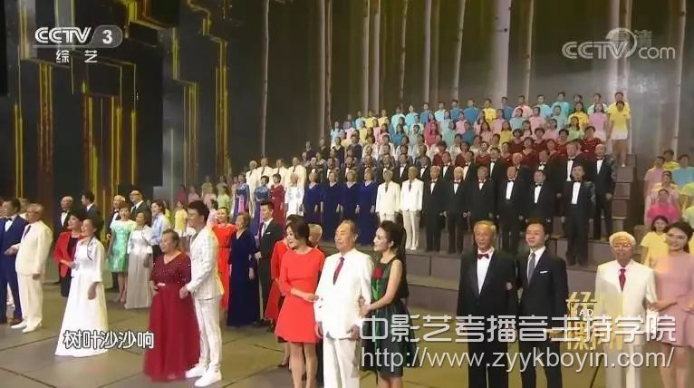 高校師生攜手22位央視主持人同臺演唱.jpg
