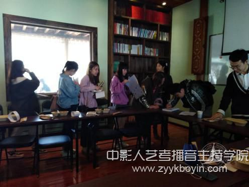 樂評人鄧柯與我校學生共進“思想午餐”.jpg