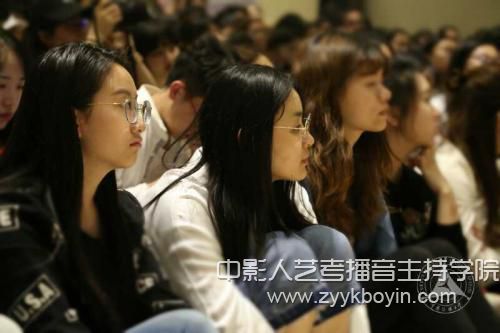 嚴歌苓交流會在中國傳媒大學舉辦講述《芳華》背后的故事2.jpg