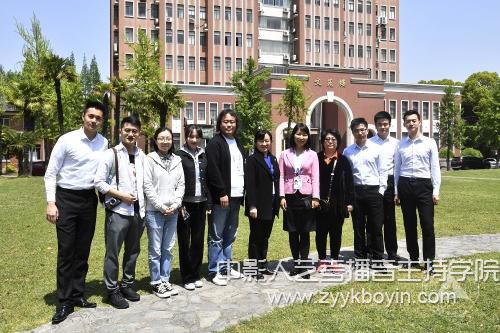 中國傳媒大學藝術團參加全國大學生藝術展演合影.jpg