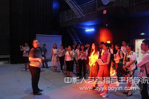 參會者參觀中傳4K超高清演播中心.jpg