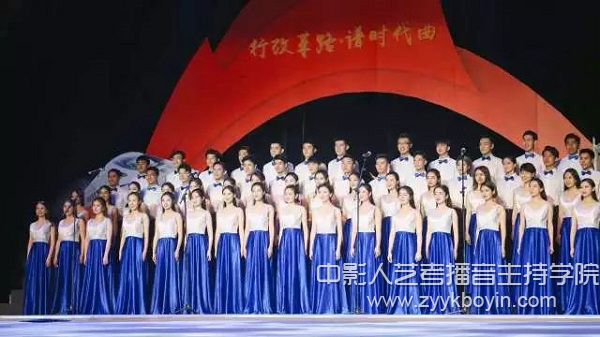 舞臺上的播音學子.jpg
