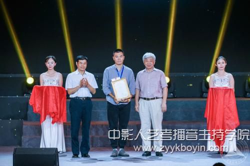 中國傳媒大學黨委書記陳文申、中國網絡視頻研究中心主任鐘大年為加州藝術大學學生張大尉頒獎.jpg