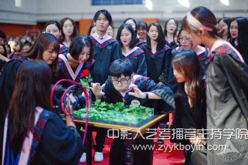 中國傳媒大學畢業典禮文藝表演環節.jpg