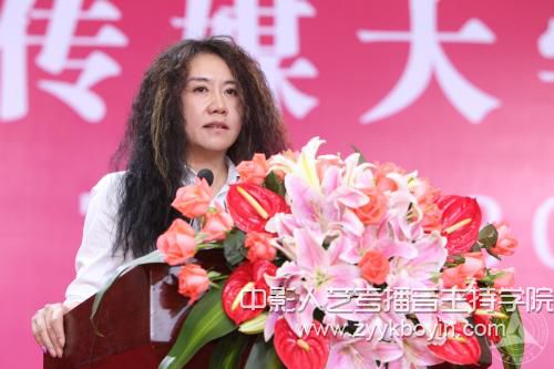 王潮歌作為校友代表發言.jpg