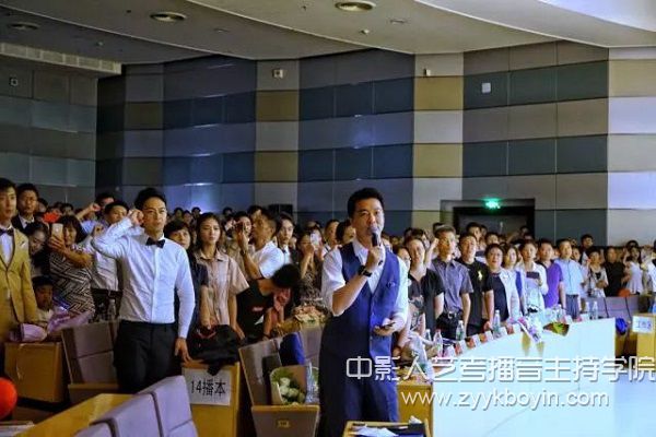 97級(jí)校友顧國寧領(lǐng)誦誓詞.jpg