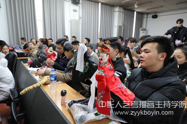 偶劇系本科招生專業(yè)考試復試候考.jpg