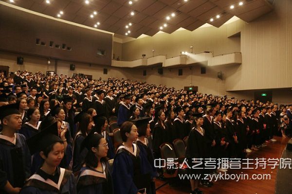 全體畢業生唱校歌.jpg