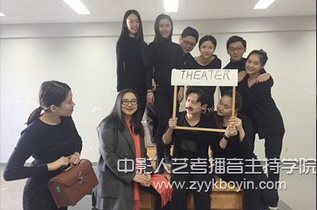 中戲教授曹艷指導學生排演劇目