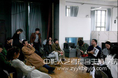 中戲教授姜濤在排練場指導學生創作