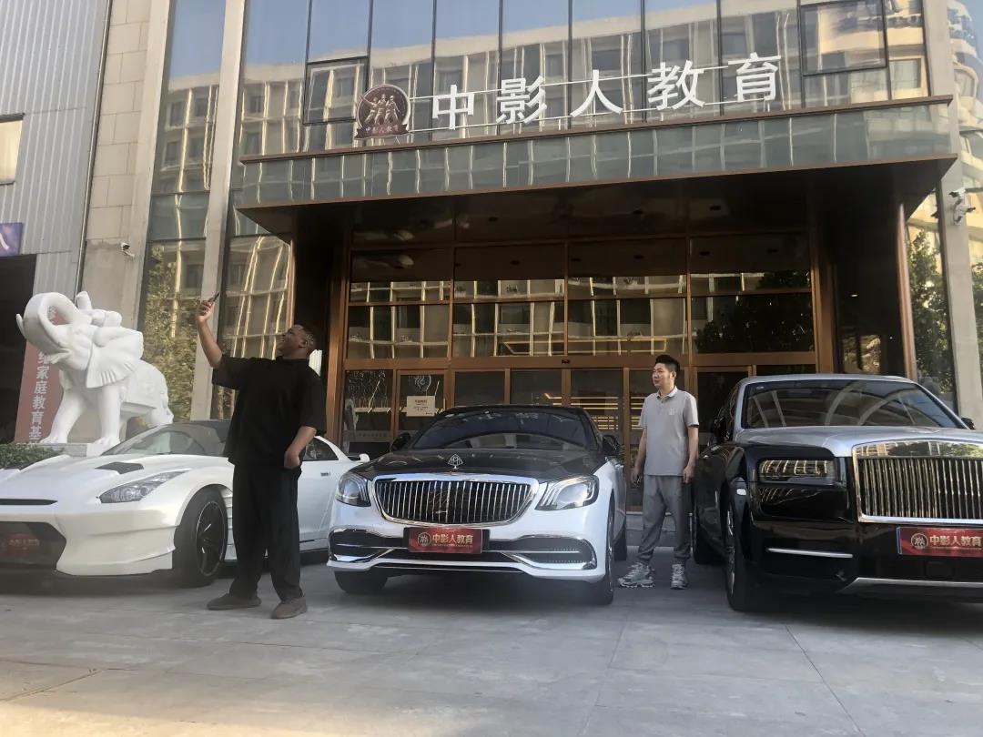 吳京《戰(zhàn)狼2》中的“小黑男孩”你還記得嗎？他來中影人了！